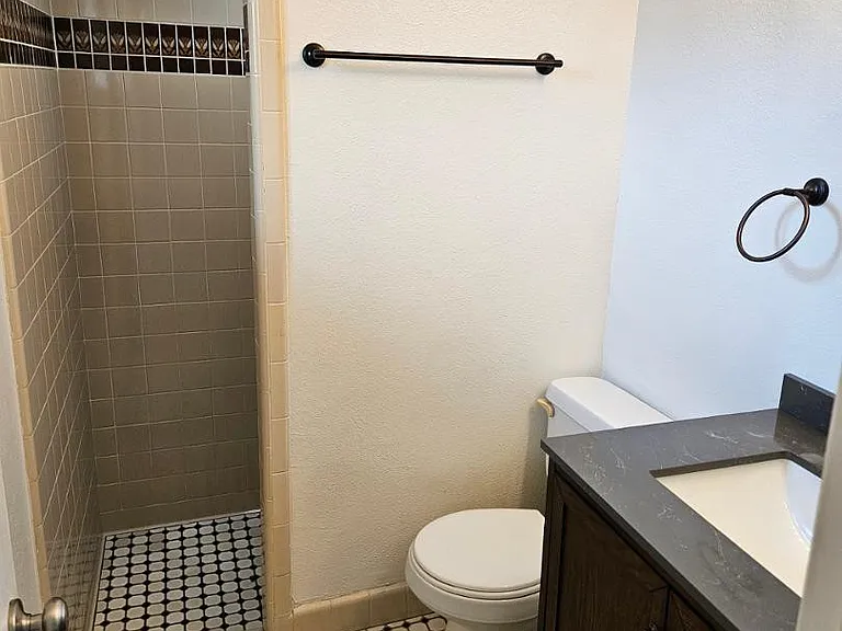 531 E Laguna Dr — Photo 22