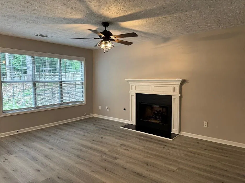 4 bed, 2.5 bath, 2332 sqft, $2,300 — Photo 2