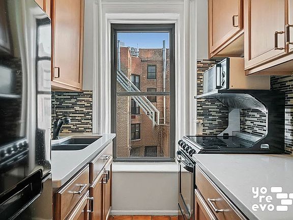 4th image of 227 W 11th St #5C