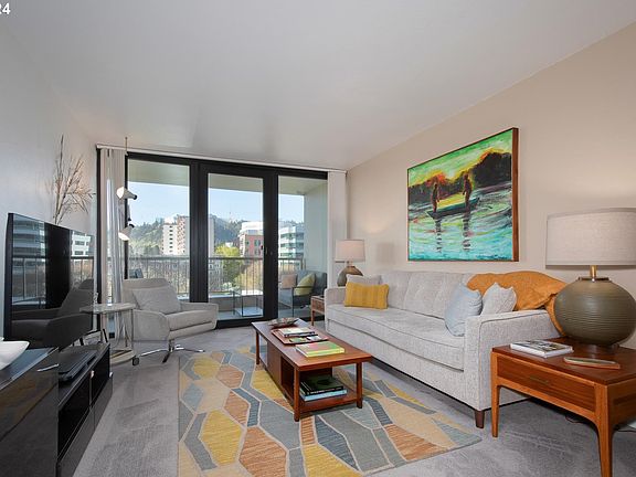 Living Room>