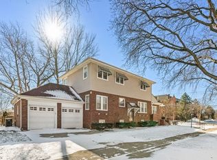 305 Berry Pkwy, Park Ridge, IL 60068