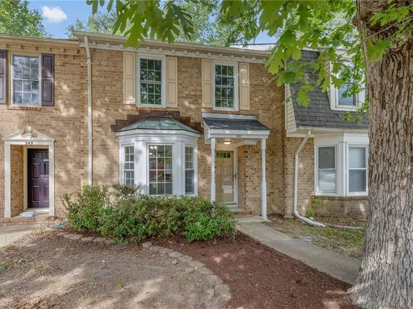 340 Middle Oaks Dr, Chesapeake, VA 23322