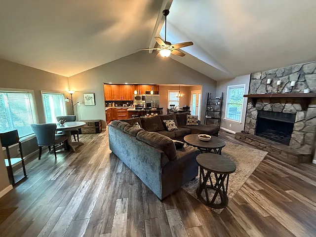 4 bed, 1848 sqft, $2,750 — Photo 2