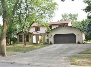 590 Ruskin Dr, Elk Grove Village, IL 60007