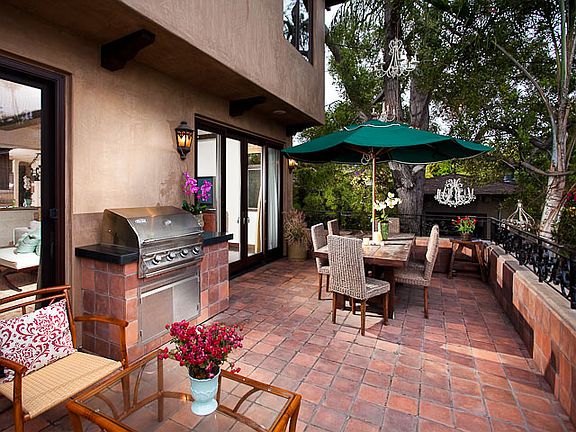 Spacious Dining Patio