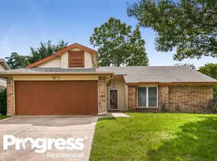 2400 Holly Ct, Euless, TX 76039