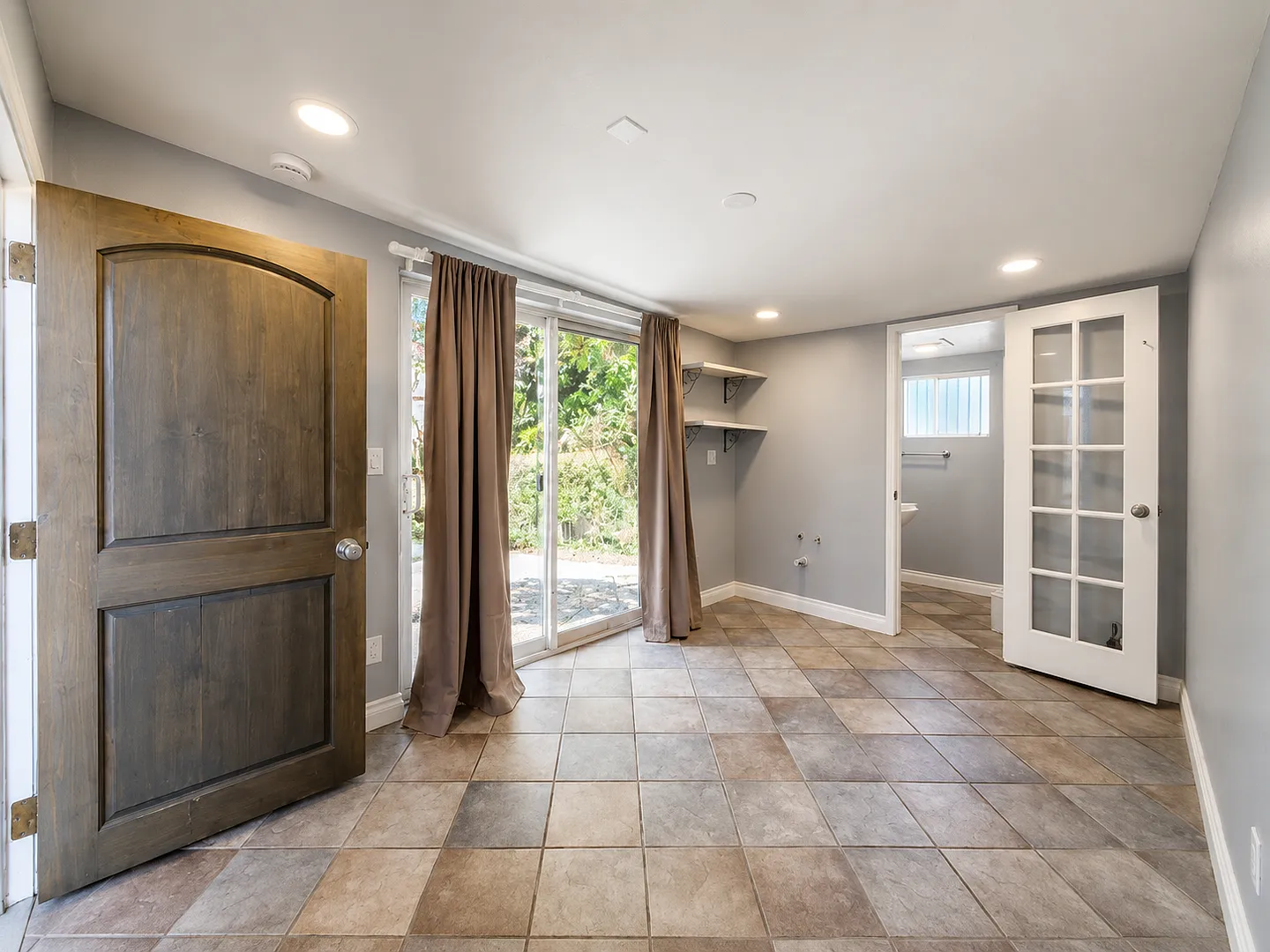 Amazing 3 Bedroom 2 Bath House in Best Neighborhood — Photo 4