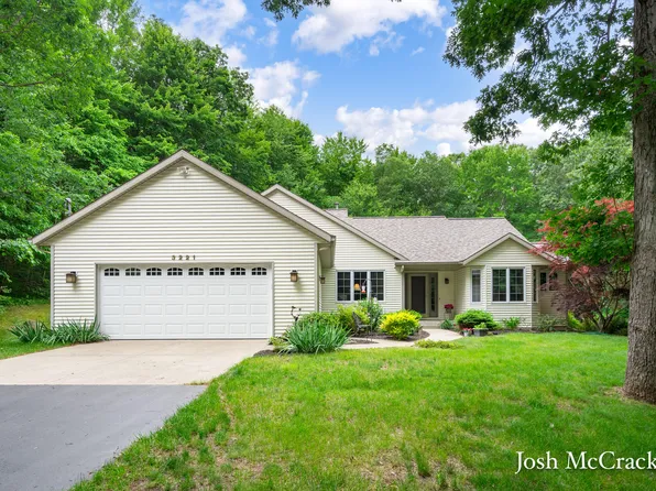 3221 Bewell Ave SE, Lowell, MI 49331