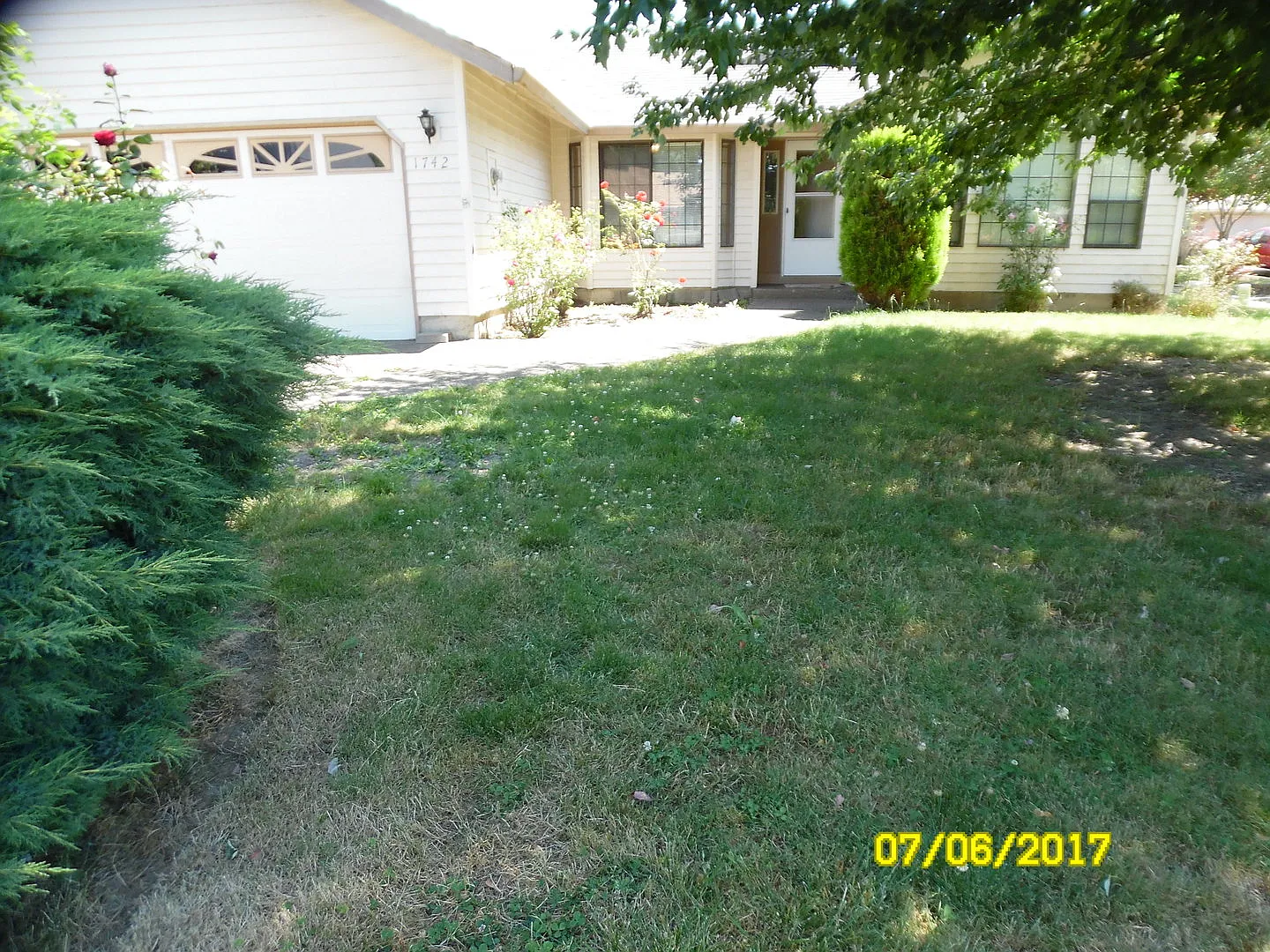 1742 SE Queenborough St. — Photo 2