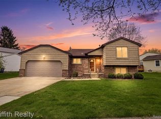 865 Alpine Dr, Brighton, MI 48116