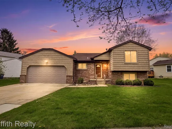 865 Alpine Dr, Brighton, MI 48116