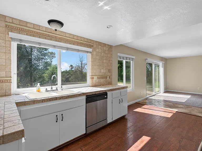 5245 Wainwright Ct — Photo 7