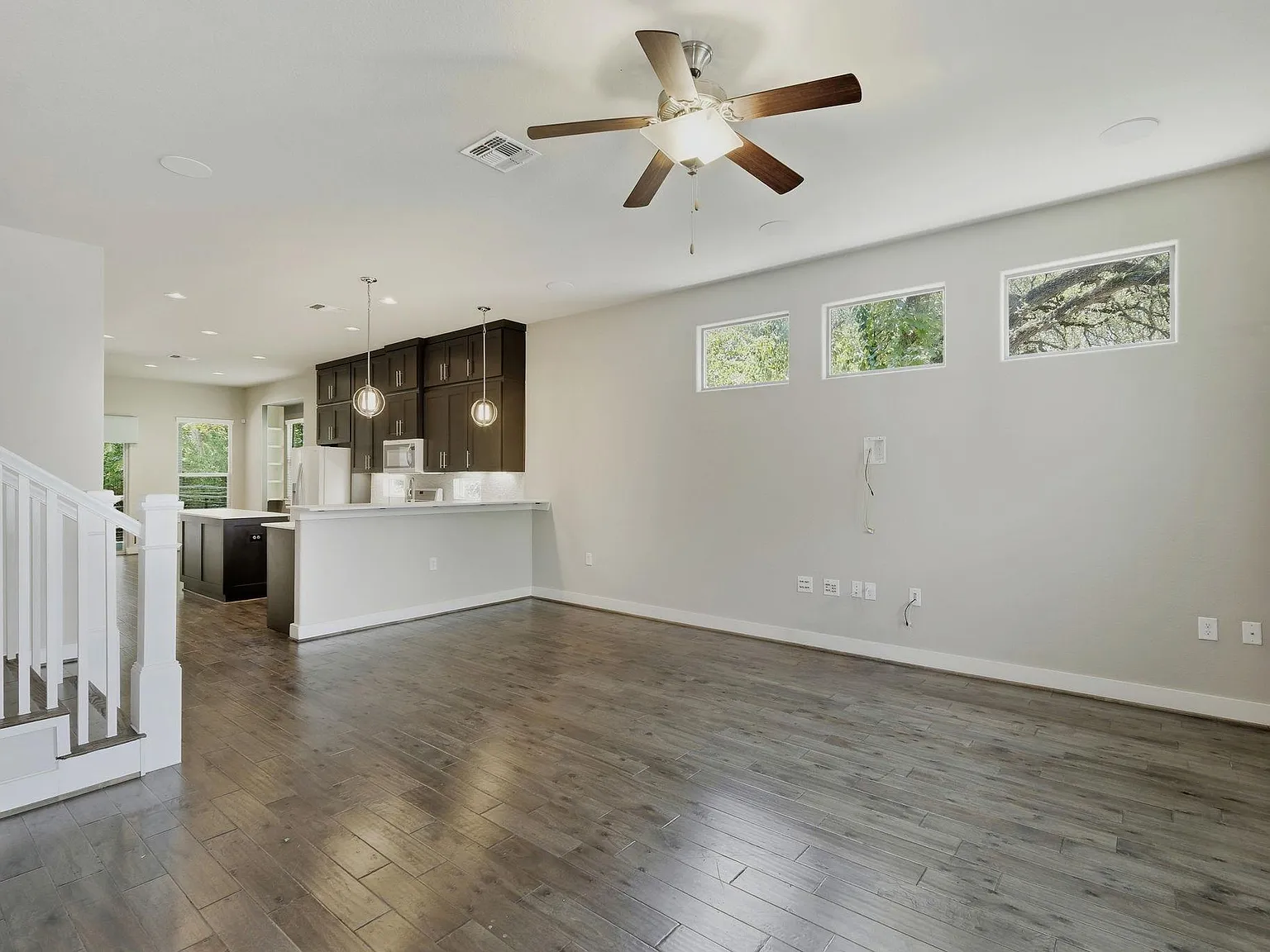 4 bed, 3.5 bath, 2326 sqft, $3,000 — Photo 2
