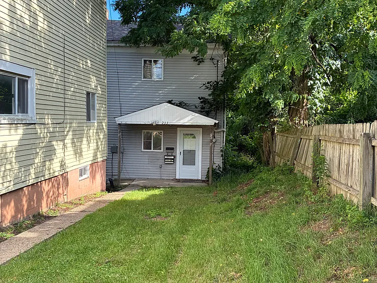 233 Marion St — Photo 2