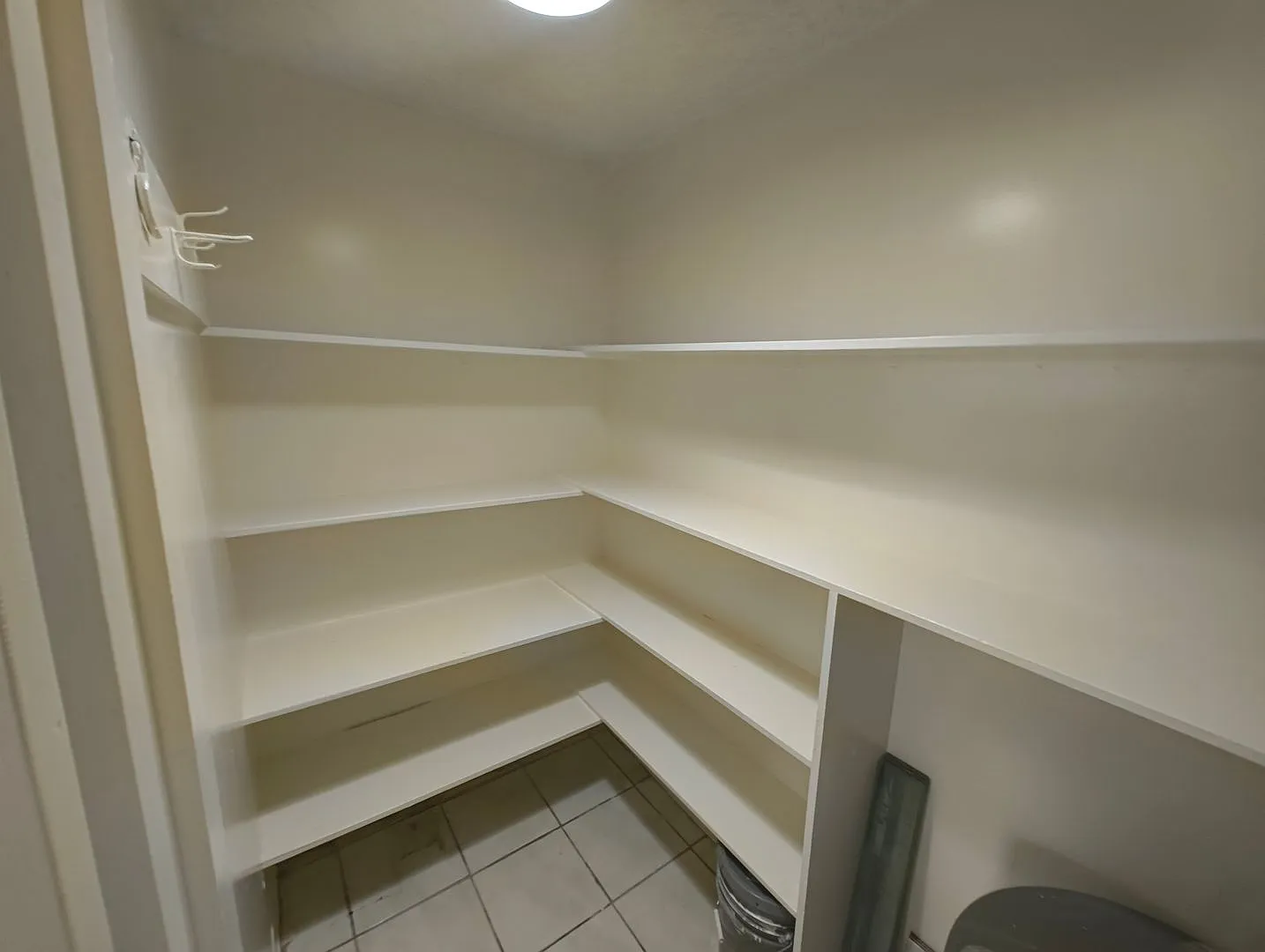 2 Bedroom 1.5 Bath Condo in Waikiki Available 10/16/2026! — Photo 4