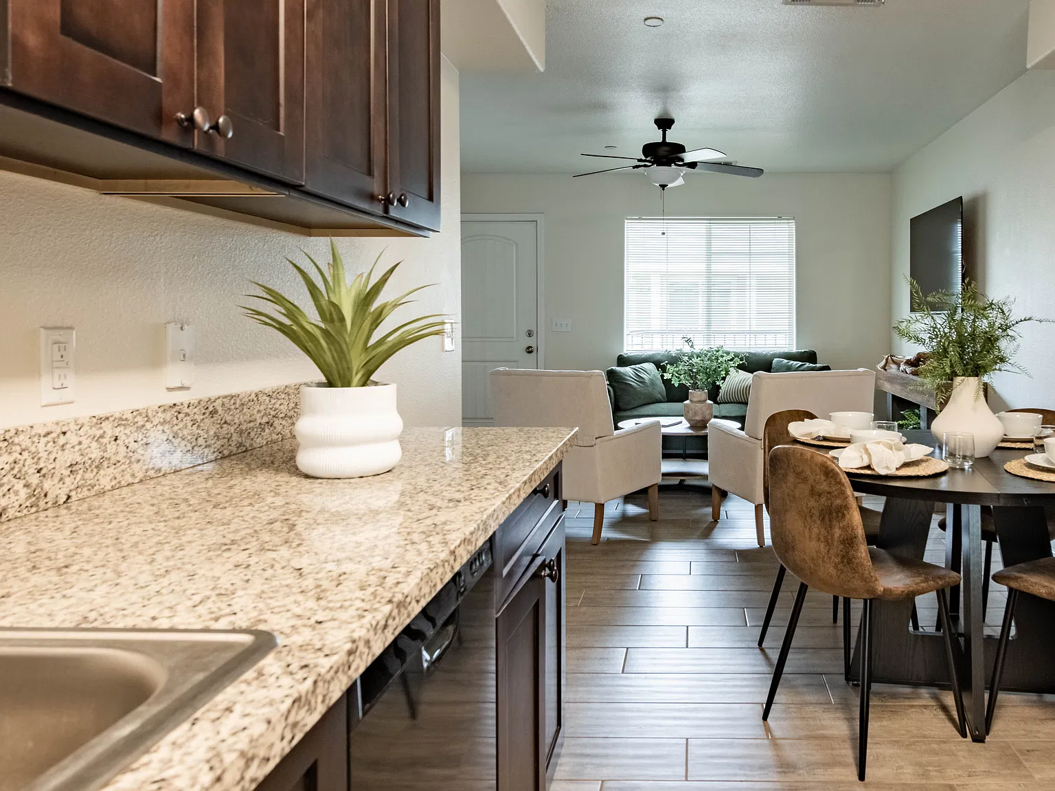 2 bed, 900 sqft, $2,200 — Photo 2