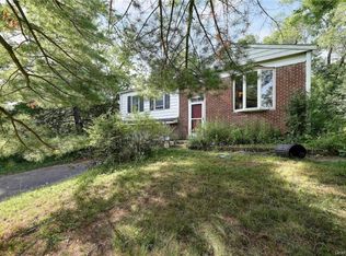 8 Sunset Ter, Warwick, NY 10990