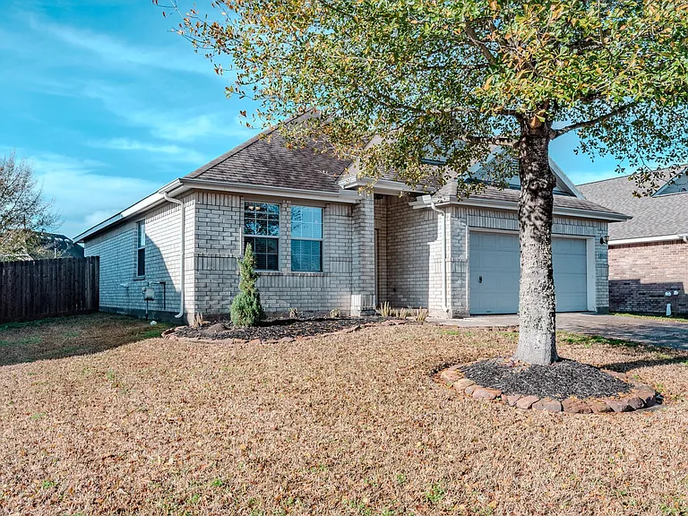 8515 Holly Spring Ln — Photo 2