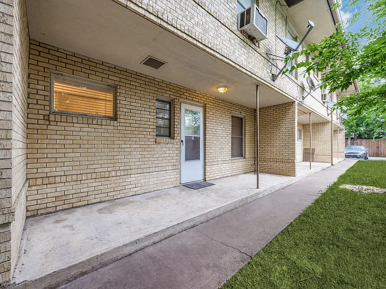 517-523 S Travis St #3 — Photo 3