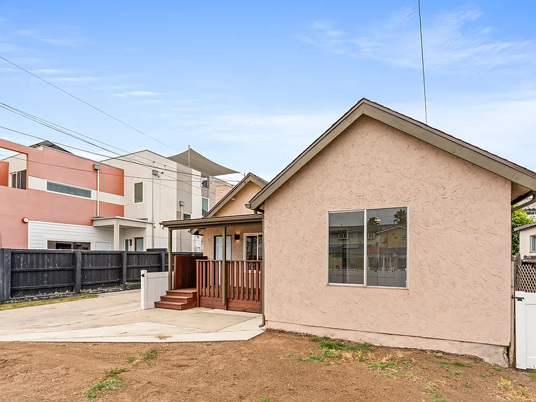 153 Dahlia Ave — Photo 2