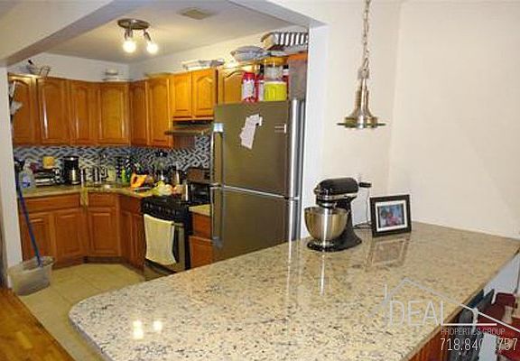 4th image of 250 Tompkins Ave #1