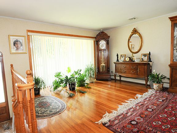 4th image of 305 White Birch Ln
