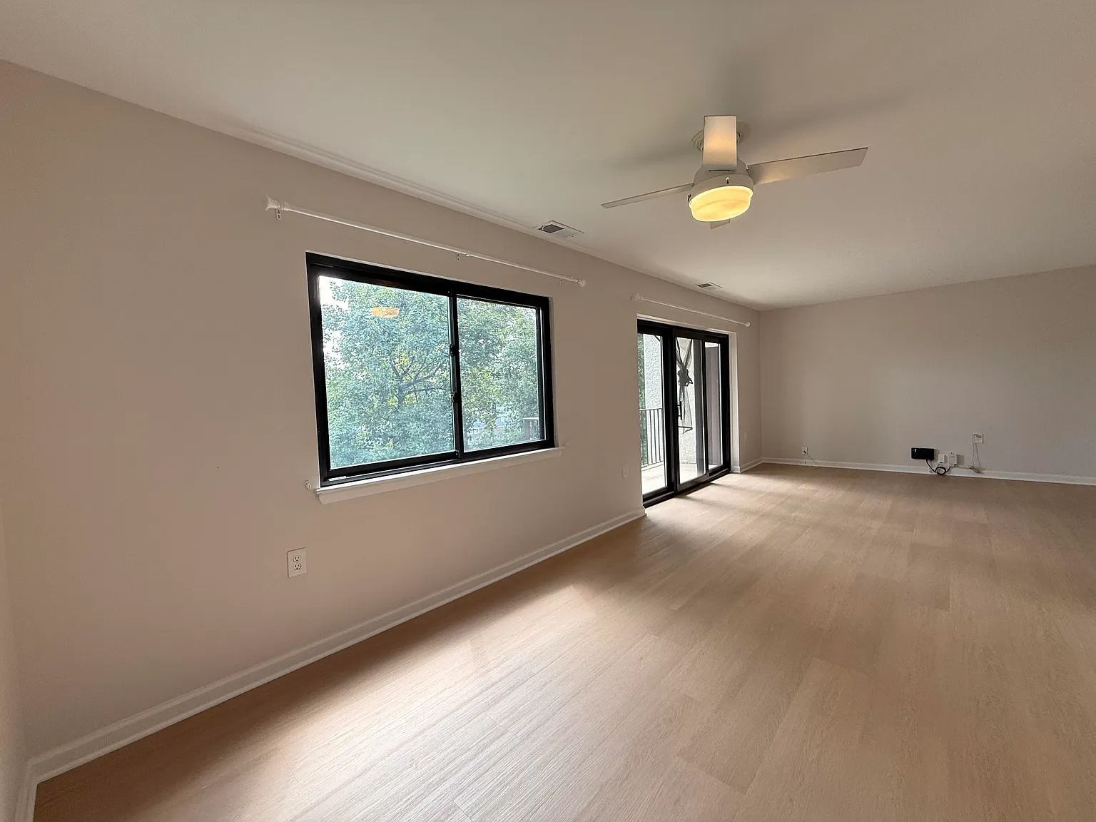 2 bed, 1000 sqft, $2,300 — Photo 3