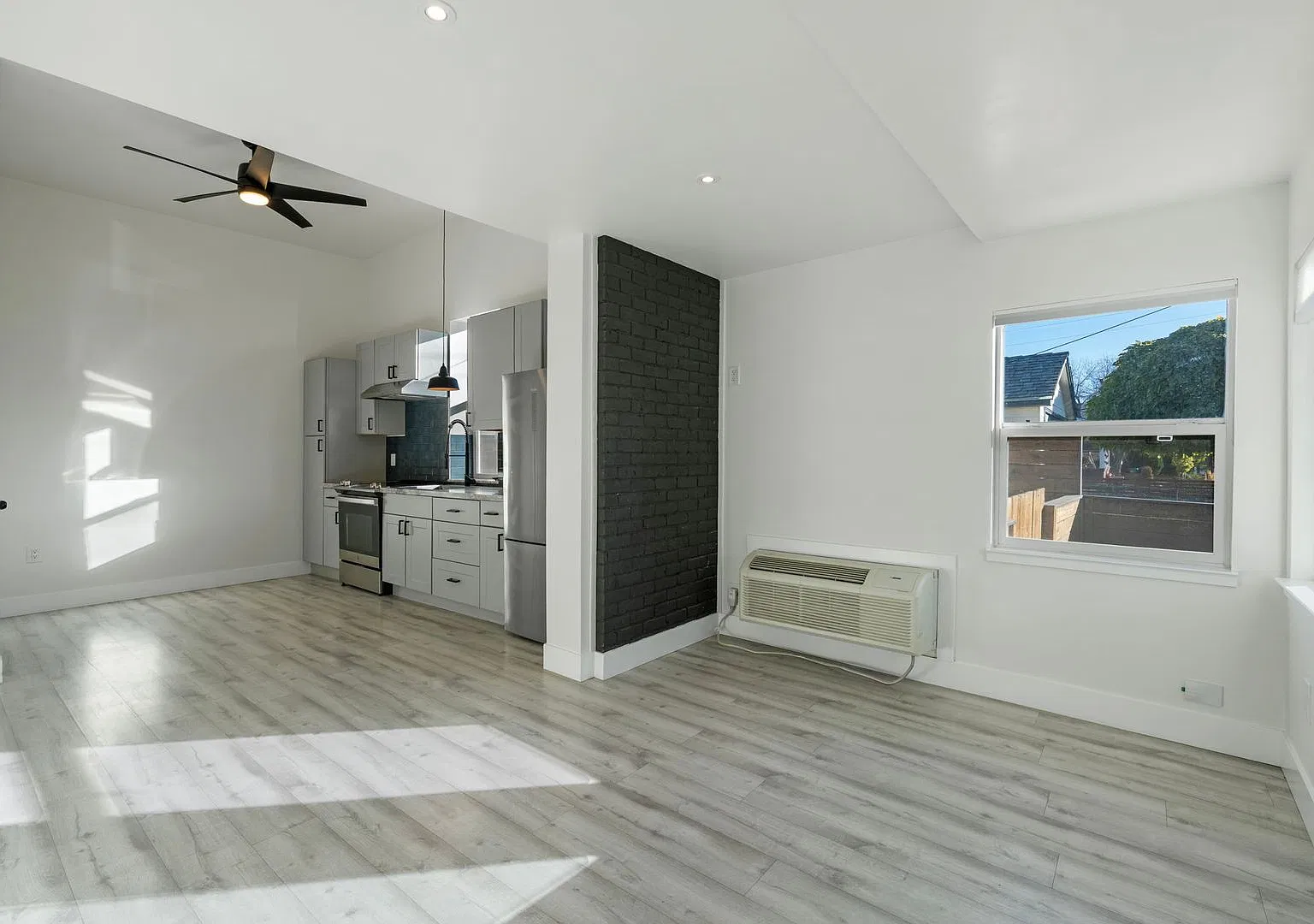 903 W 7th Street — Photo 4