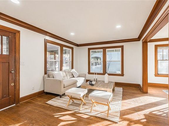 3rd image of 5704 Kenwood Ave