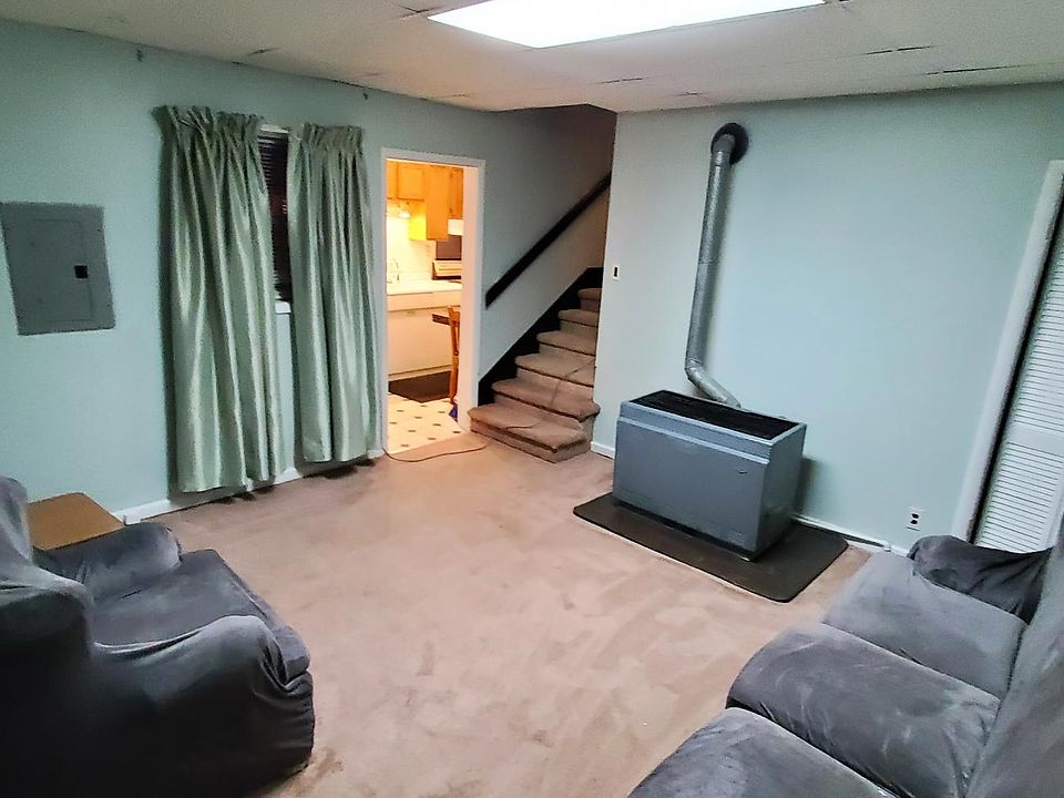 2nd image of 300 Hoult Rd #1