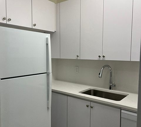 5th image of 201 W 72nd St APT 4M