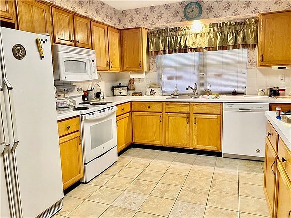 4th image of 1924 Edgemere Dr
