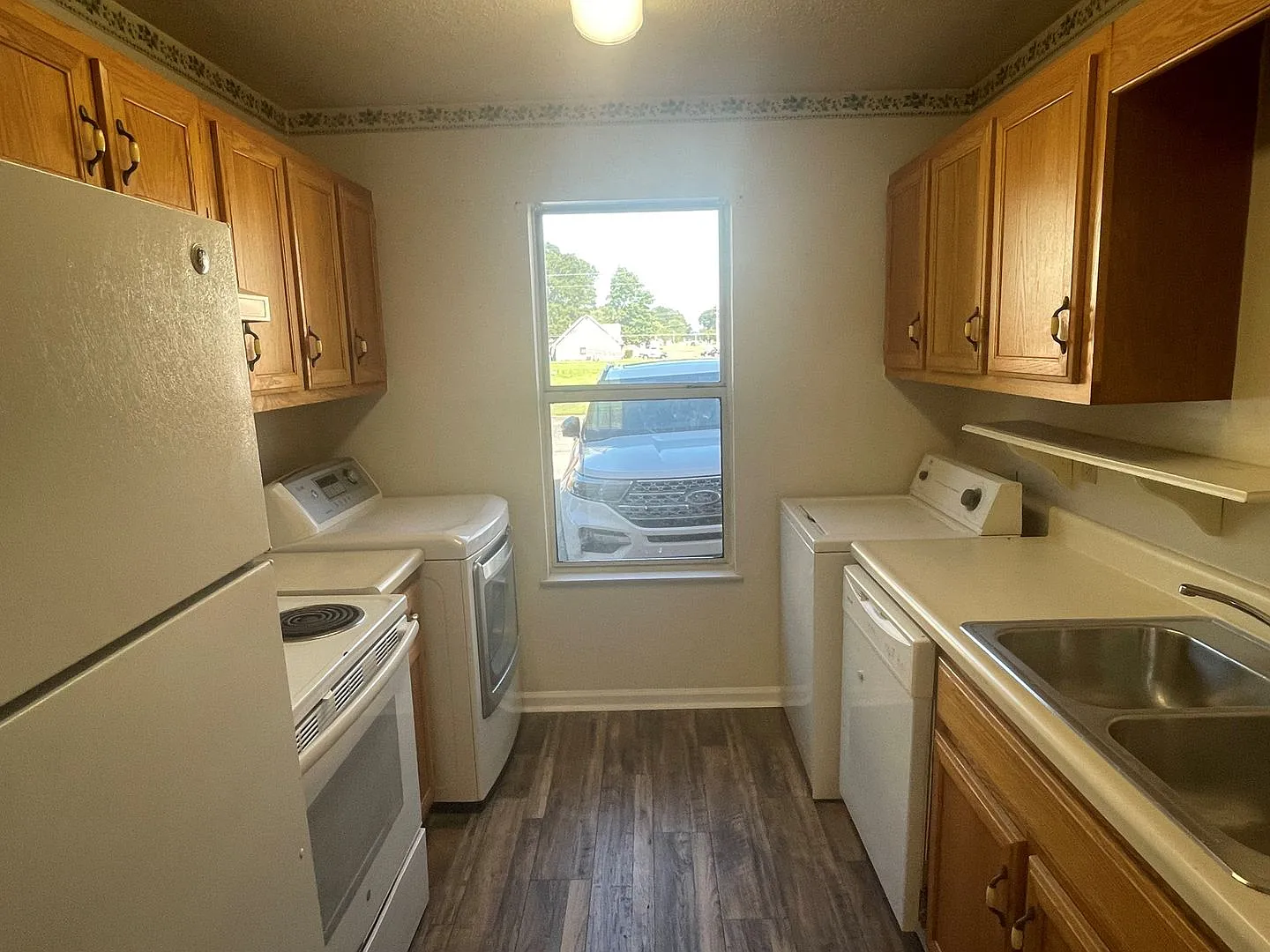 Desirable Modern Townhouse in Martin! — Photo 2