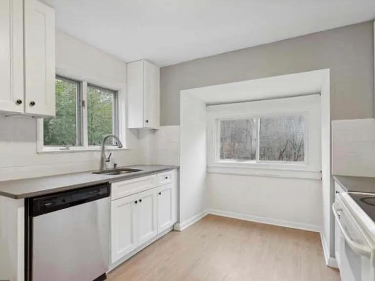 4240 Fairview Ave — Photo 8