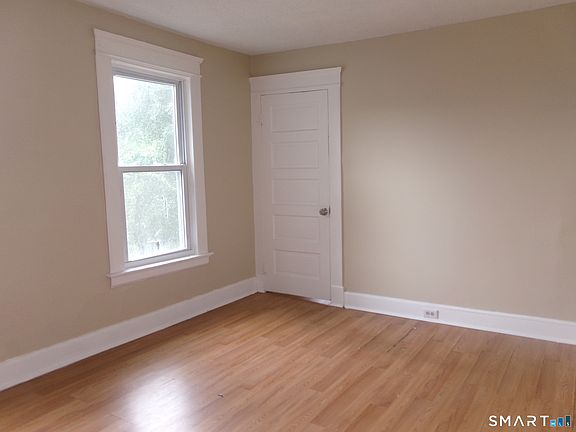 3rd image of 182 Oak St