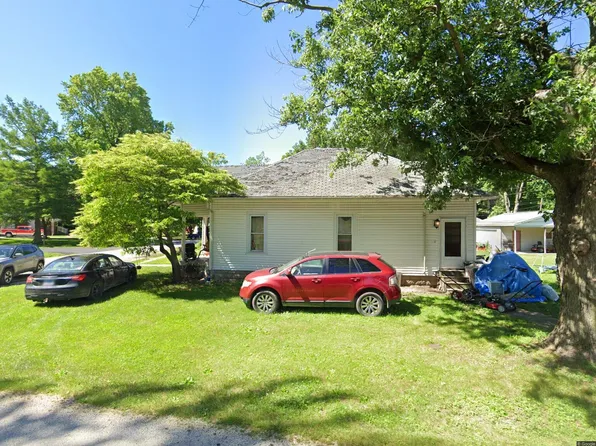 435 S Cedar St, Nokomis, IL 62075