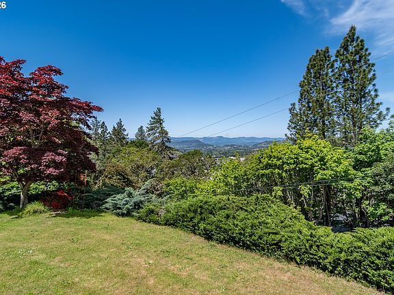 5th image of 541 SE Terrace Dr