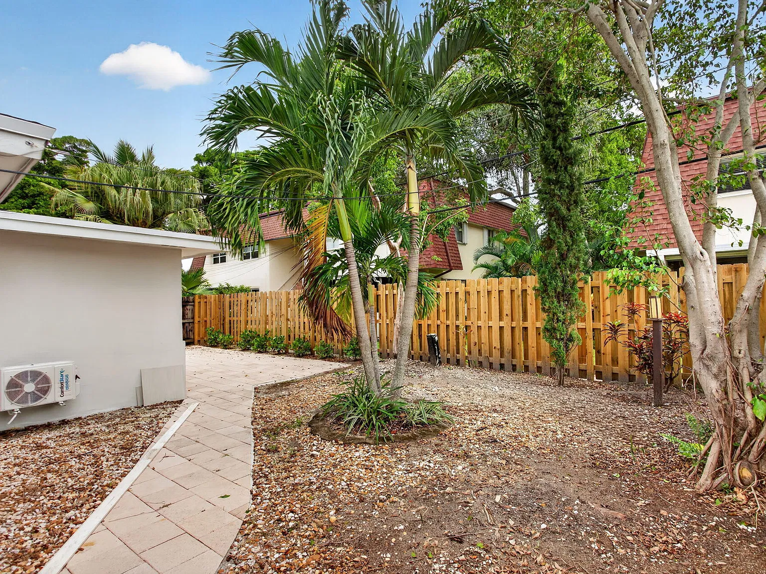 3 bed, 2.0 bath, 1315 sqft, $5,900 — Photo 3