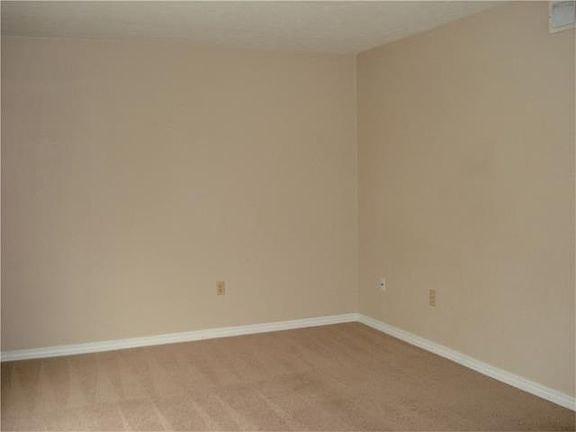 4th image of 990 Oak Ave