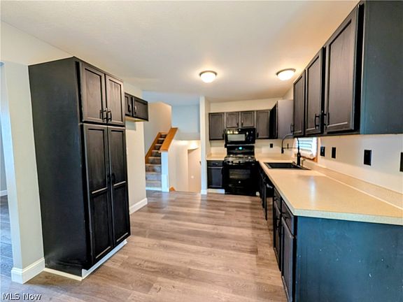5th image of 2555 Derick St
