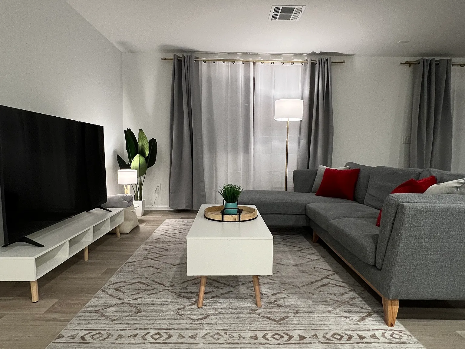 4 bed, 2098 sqft, $1,300 — Photo 3