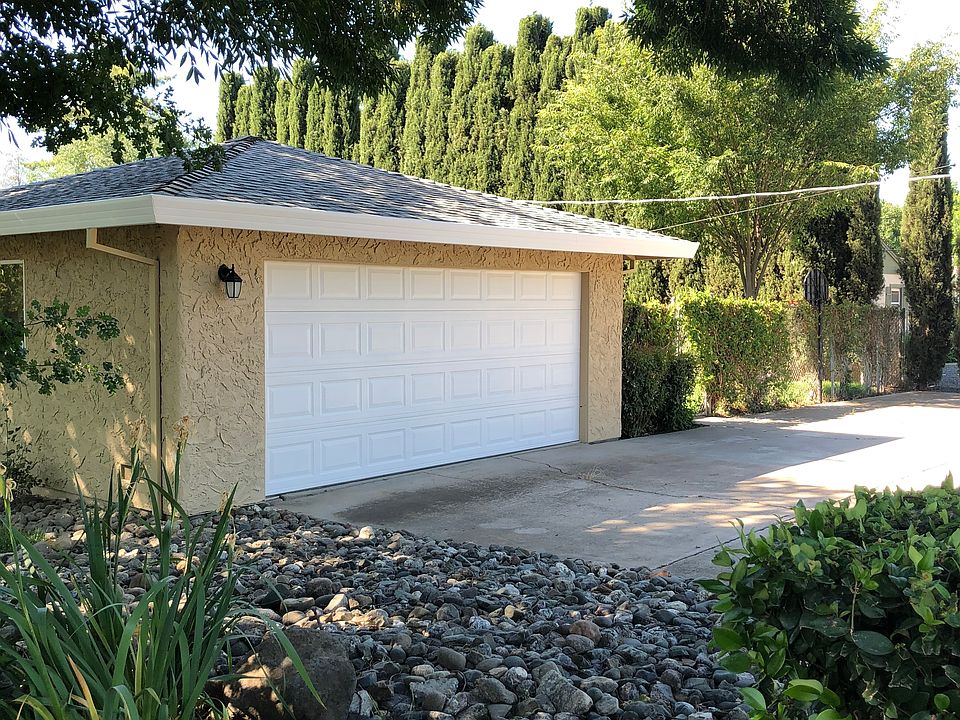 Parking, corner house