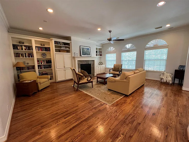 2807 Albany St — Photo 2