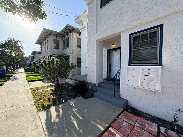 1027 E 2nd St — Photo 5
