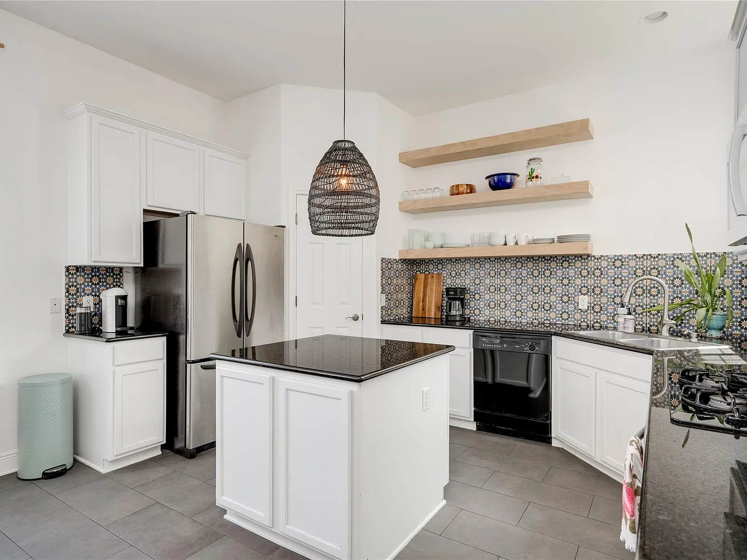 3 bed, 3.5 bath, 1936 sqft, $3,950 — Photo 4