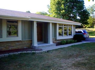 W272N1250 Spring Hill Dr, Pewaukee, WI 53072