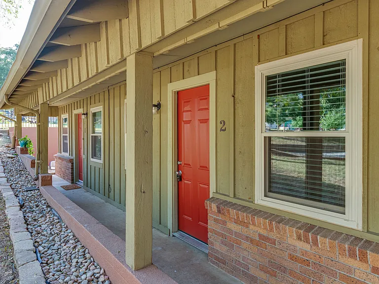 601 W College St — Photo 14