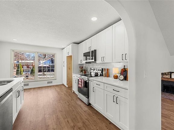 4th image of 11625 Oak St
