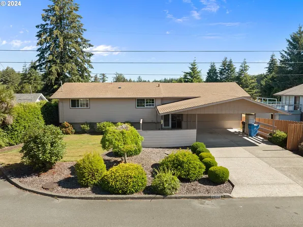 2820 Country Club Ct, Reedsport, OR 97467