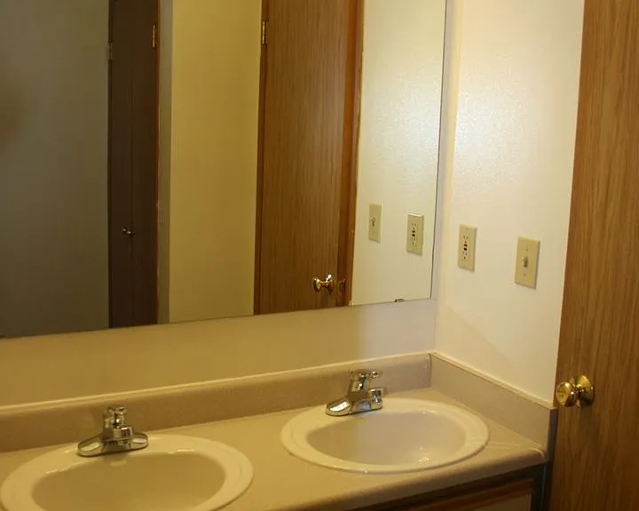 Adams Court Apartments — Photo 13